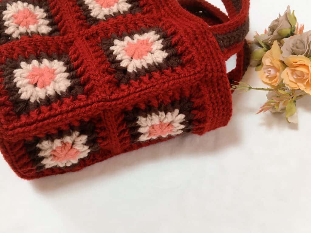 アクリル毛糸 並太で編んだモチーフバッグ