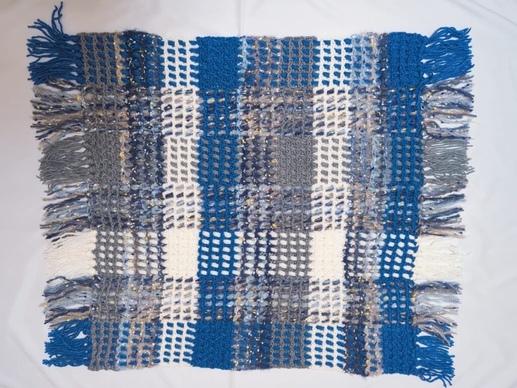 ダイソー毛糸で編んだチェック柄のブランケット 簡単